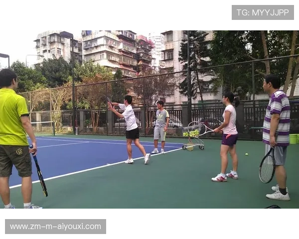 网球穿越球如闪电：掌握瞬间的速度与精准